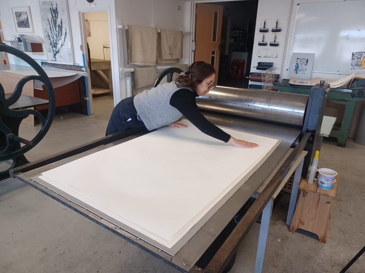 RichendaCourt's tweet photo. Editioning on the Nuttall press at Thameside students. No room for error 🌝! 
The prints are always editioned onto dampened paper, preferring the ink to absorb into the paper and emboss around the edges. https://t.co/G4sXyWcFH4