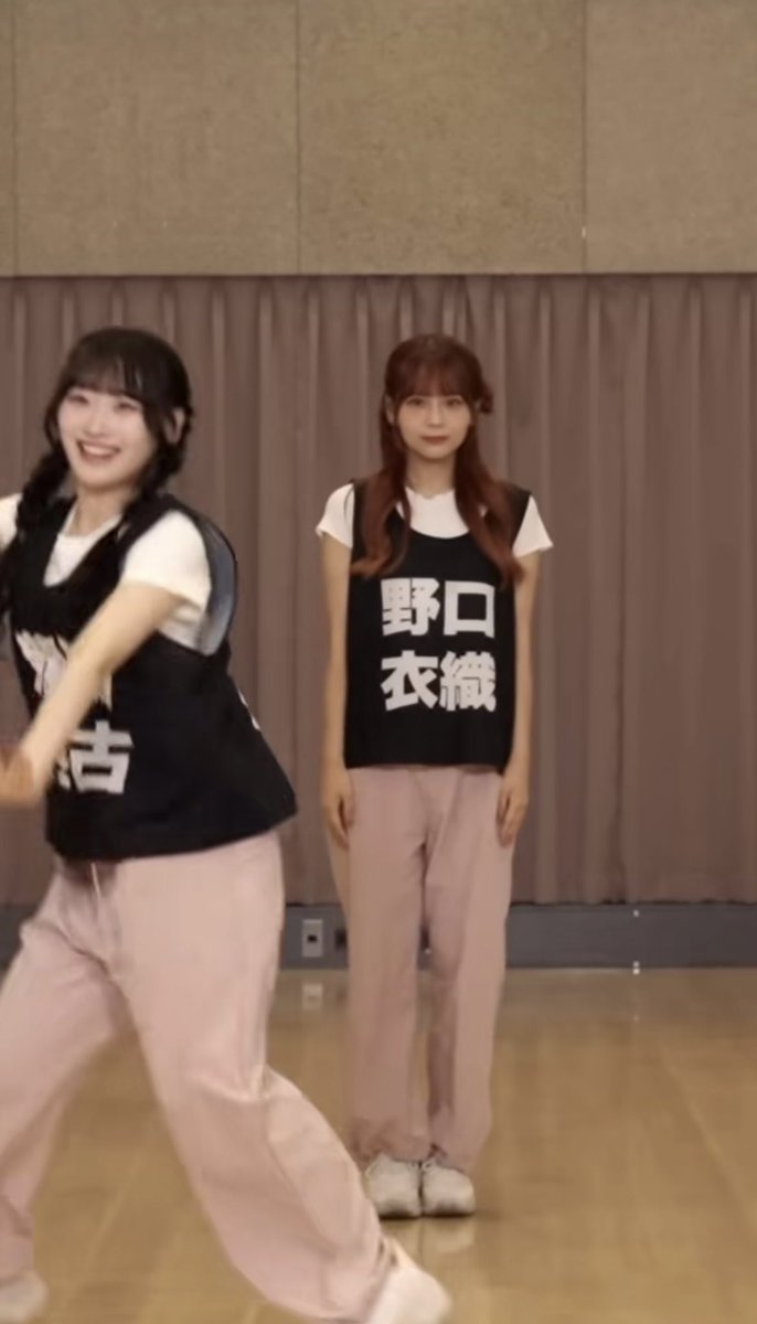 hana87akatuki's tweet photo. シャッフルダンスで何したらいいか分からなくて棒立ちの花菜ちゃん https://t.co/cYbvCkvLdq