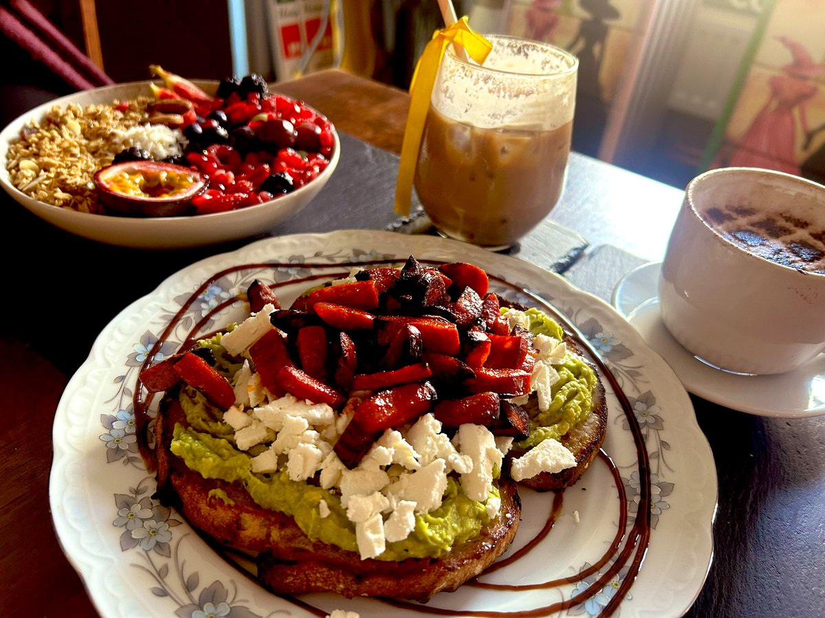 Erica 🏴󠁧󠁢󠁷󠁬󠁳󠁿🦢🦅❤️🖤🏉📚🤠🎶🎸🍕🍷☕️🍫 tweet media