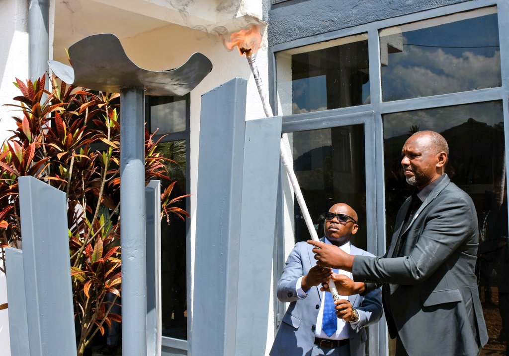 RwandaWest's tweet photo. Kuri uyu wa 7 Mata 2026, Guverineri w'Intara, Ntibitura Jean Bosco yifatanyije n'ubuyobozi n'abaturage b'Akarere ka #Karongi mu gutangiza icyumweru cy'icyunamo n'iminsi 100 yo Kwibuka ku nshuro ya 32 Jenoside yakorewe Abatutsi mu 1994 ku rwibutso rwa jenoside rwa #Mubuga. https://t.co/o0AedN4gc4