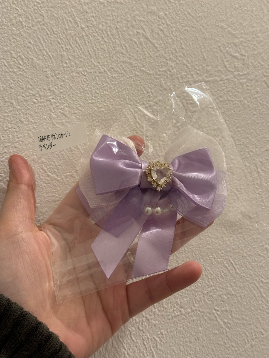 waaa__aaaw's tweet photo. 左を頼んだら
右が来た…

どうしようかな…

明日使いたかったんだよな…
コサージュだからちょっとむずいんだよな… https://t.co/3znNHBMYyM