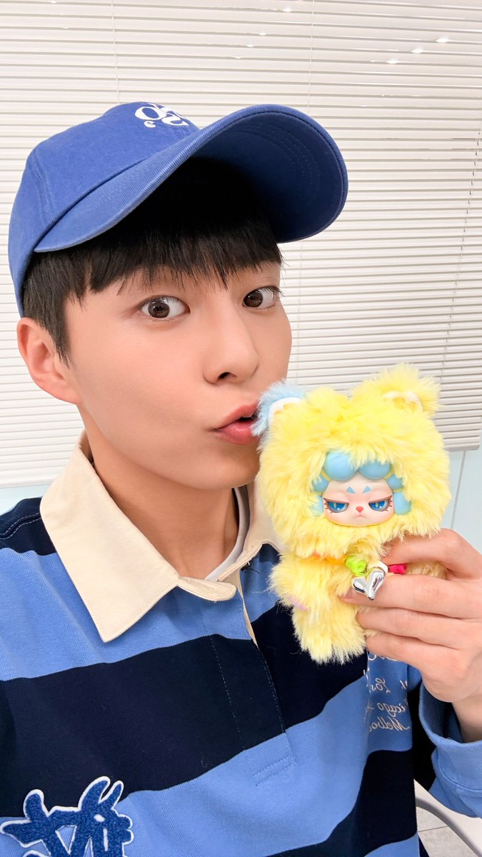 'KNOCK KNOCK!' tweet media