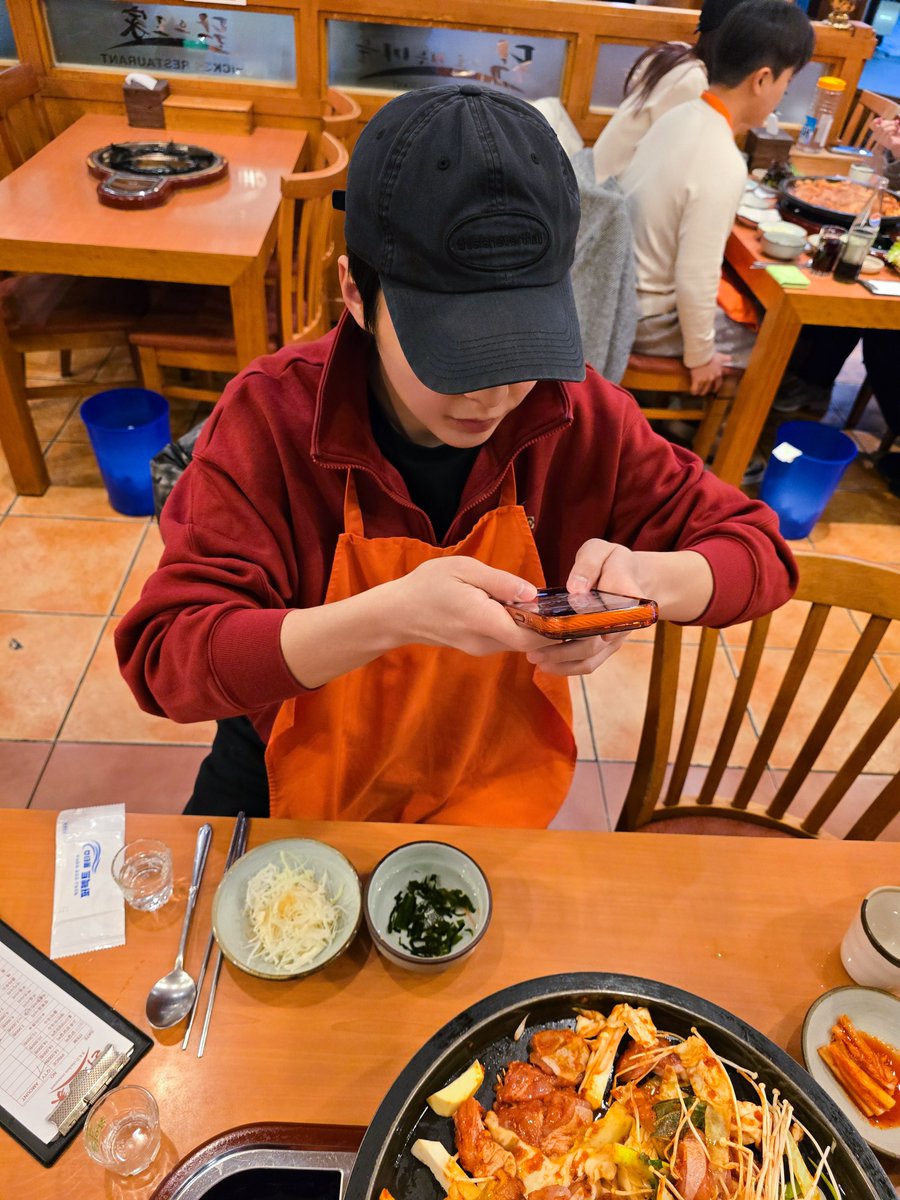 'KNOCK KNOCK!' tweet media