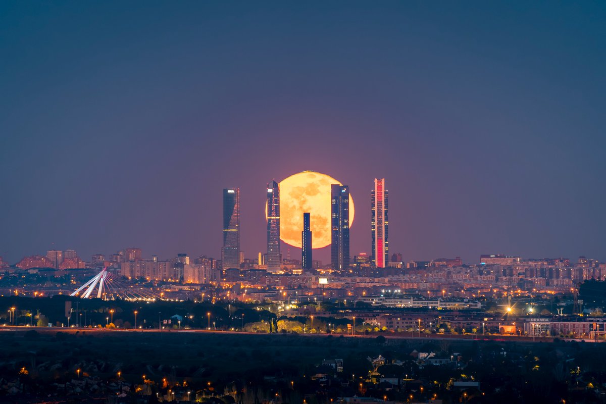 Parece que la luna vuelve a estar de moda...
Aquí os dejo algunas fotos de estos últimos 10 años fotografiándola con las 4 (o 5) torres de Madrid.