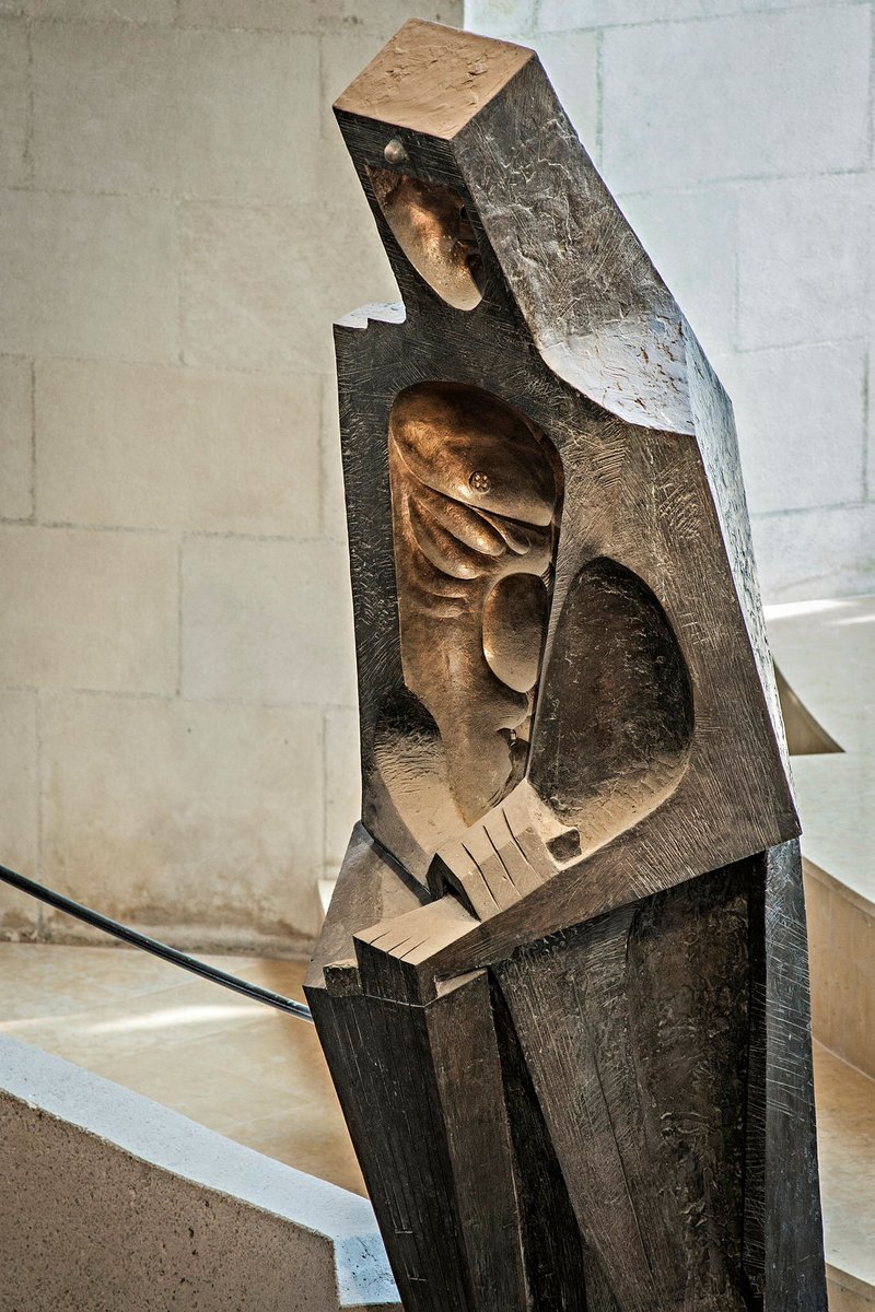 sagradafamilia's tweet photo. Avui recordem a l'escultor Josep Maria Subirachs. El 1986, la Junta Constructora va encarregar a Subirachs la realització de les escultures de la façana de la Passió que Gaudí va deixar esbossades en els seus dibuixos, així com les portes, fetes en bronze, i altres elements d’aquesta façana, com ara les representacions dels apòstols o l’escultura de l’Ascensió, emplaçada en el pont que uneix els dos campanars centrals. Subirachs va treballar durant vint anys a la Sagrada Família i, al marge de la façana de la Passió, també va fer les portes de la façana de la Glòria, l’escultura de Sant Jordi que hi ha a l’interior i un semibust de Gaudí.