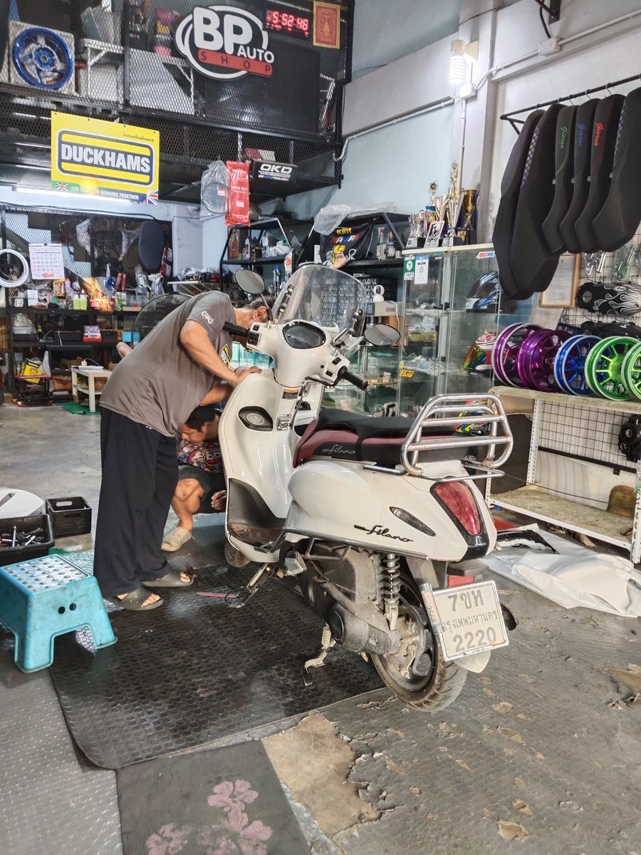 เอา Grand Filano มอตอร์ไซคู่ใจ มาซ่อมบำรุงรักษา ตอนนี้ใช้ขับไปไหนมาไหนบ่อยมาก กินน้ำมันประมาณ 58 กม./ลิตร เติมแก๊สโซฮอล์ 95 ก็ตกกิโลเมตรละ 75 สตางค์