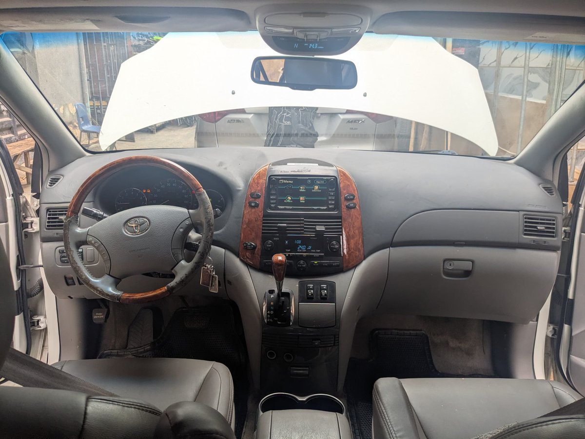 Edward_Nft20's tweet photo. Total sienna 2010
V6 engine 
White follow come color 
Automatic sliding doors and back door 
Mini panoramic 
Follow come built in JBL speaker
Reverse camera active 
Direct UK use
 20m
Price is negotiable ✅
Contact : 08161859950 https://t.co/VZMoiXTKM2