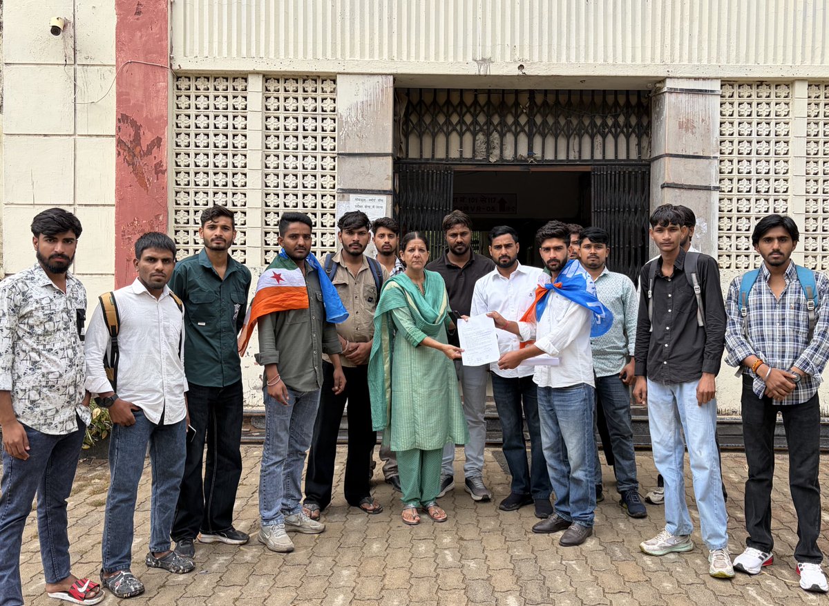 DevendaSanjay's tweet photo. @nsui स्थापना दिवस (5 अप्रैल) के उपलक्ष में @NSUIRajasthan द्वारा आयोजित साप्ताहिक कार्यक्रमों के अंतर्गत आज चोथे दिन सहरिया महाविद्यालय कालाडेरा-जयपुर, में NSUl के साथियो के साथ छात्र-छात्राओं की समस्याओं को लेकर प्राचार्य को ज्ञापन दिया ।
@VinodJakharIN
#sanjaydevendansui https://t.co/DL24Ai6JXK