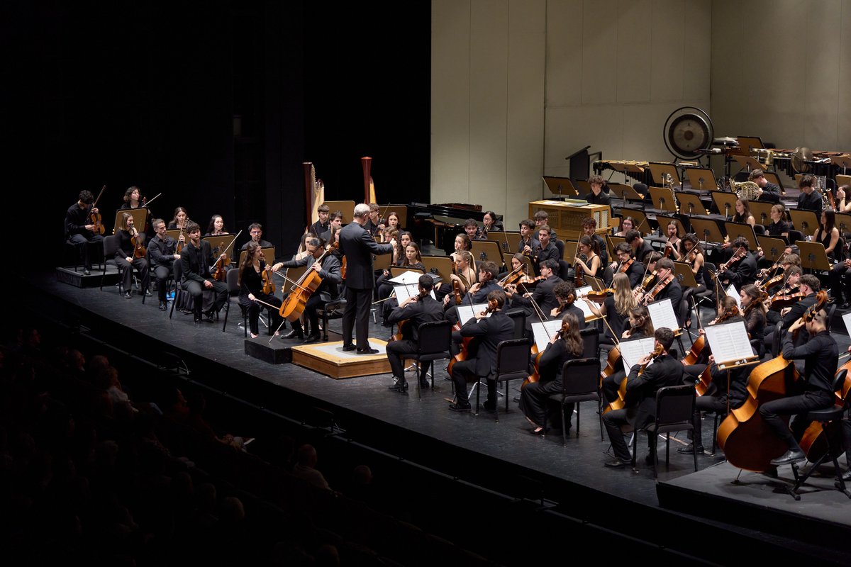 Maestranza's tweet photo. Anoche vivimos una velada muy especial recibiendo, como cada año, a la Orquesta Joven de Andalucía en casa, dirigida por Carlos Miguel Prieto. 🎶👏

Con @MacarenaOneill, José Ángel Vélez,  Javier Rivera y Violeta Hernández junto a nuestro director, @jamenndez.

@CulturaCuenta https://t.co/gRJFQBXTuN