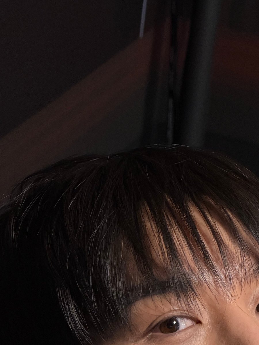 Jisung shared a photo of Jinyoung in the chat! 

🐧 (1p)
🐧 There you go, here’s pretty Baebae”