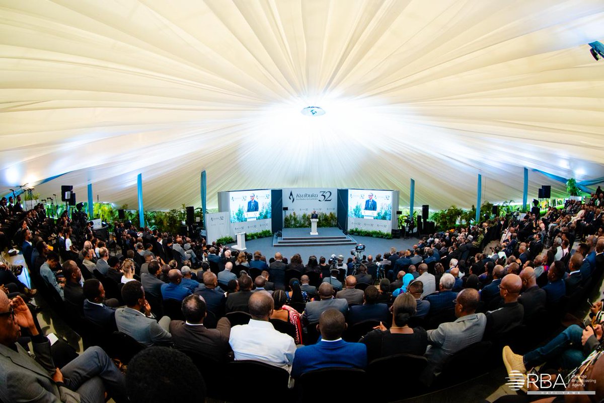 rbarwanda's tweet photo. “Ubwo turi aha mutureba, Igihugu cyose, Igihugu cy’u Rwanda mureba, ntabwo gishobora gupfa kabiri. Mbere y’uko wakwica u Rwanda, ruzakwica. Ntabwo wakwica abantu kabiri, ntibibaho. Ari twe bakuru, ari abana bacu, ntawe uzabica kabiri, ntibishoboka. Ntabwo byakunda. Tuzabaho nk’uko abantu bakwiriye kuba babaho. Hari ababyumva ukundi kandi hari abazabisubiramo ukundi, ariko uko mbivuze ni uko nguko, abe ariko mubitwara.”

Perezida Kagame yakuriye inzira ku murima, abashaka gusubiza u Rwanda mu mateka mabi nk’ayo rwanyuzemo muri Jenoside yakorewe Abatutsi. #RBAAmakuru #Kwibuka32