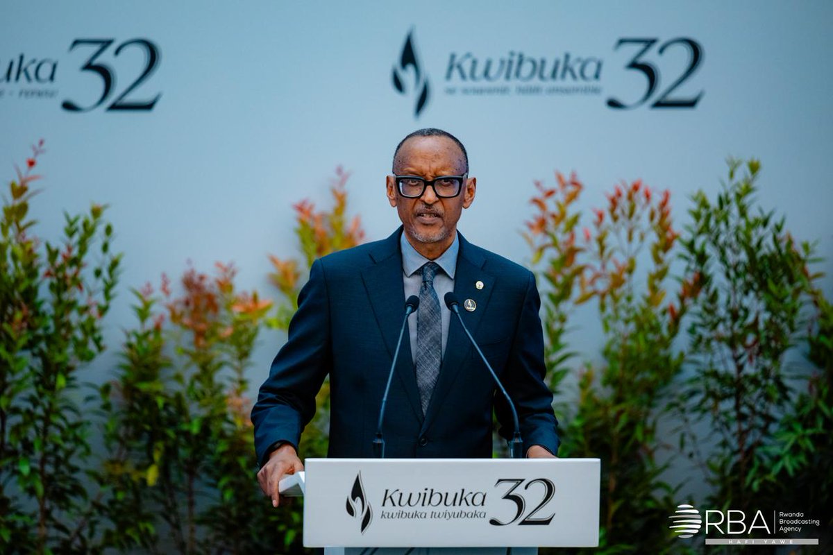 rbarwanda's tweet photo. “Ubwo turi aha mutureba, Igihugu cyose, Igihugu cy’u Rwanda mureba, ntabwo gishobora gupfa kabiri. Mbere y’uko wakwica u Rwanda, ruzakwica. Ntabwo wakwica abantu kabiri, ntibibaho. Ari twe bakuru, ari abana bacu, ntawe uzabica kabiri, ntibishoboka. Ntabwo byakunda. Tuzabaho nk’uko abantu bakwiriye kuba babaho. Hari ababyumva ukundi kandi hari abazabisubiramo ukundi, ariko uko mbivuze ni uko nguko, abe ariko mubitwara.”

Perezida Kagame yakuriye inzira ku murima, abashaka gusubiza u Rwanda mu mateka mabi nk’ayo rwanyuzemo muri Jenoside yakorewe Abatutsi. #RBAAmakuru #Kwibuka32