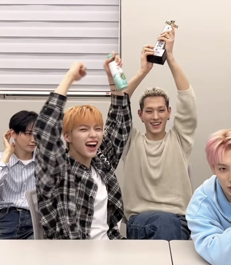 ˚ ༘* ࿐시시 tweet media