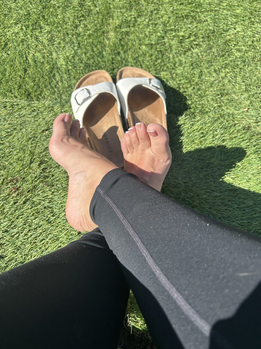 Sylvie_x14's tweet photo. Suns out flips flop out… summer collection pending ☀️🩴💋

#flipflops #feetfetısh #feetworshi̇p #feetpic #summerfeet 

@IPayLadiesToWa1 @soleintentionss @marvelguy1991 @ShoutoutNation0 @rt_domm @rt_feet https://t.co/lJYSDWaFGF