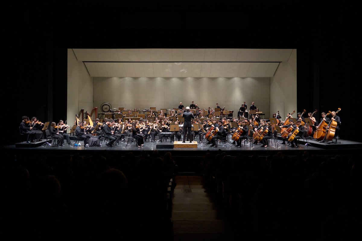 Maestranza's tweet photo. Anoche vivimos una velada muy especial recibiendo, como cada año, a la Orquesta Joven de Andalucía en casa, dirigida por Carlos Miguel Prieto. 🎶👏

Con @MacarenaOneill, José Ángel Vélez,  Javier Rivera y Violeta Hernández junto a nuestro director, @jamenndez.

@CulturaCuenta https://t.co/gRJFQBXTuN