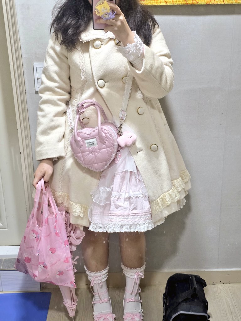 오늘 공주옷👸🎀
벚꽃촬영이었는데.. 벚꽃이 다 졌어요... ㅠㅜ
그래도 사진 찍긴했숩니다 투비컨티뉴