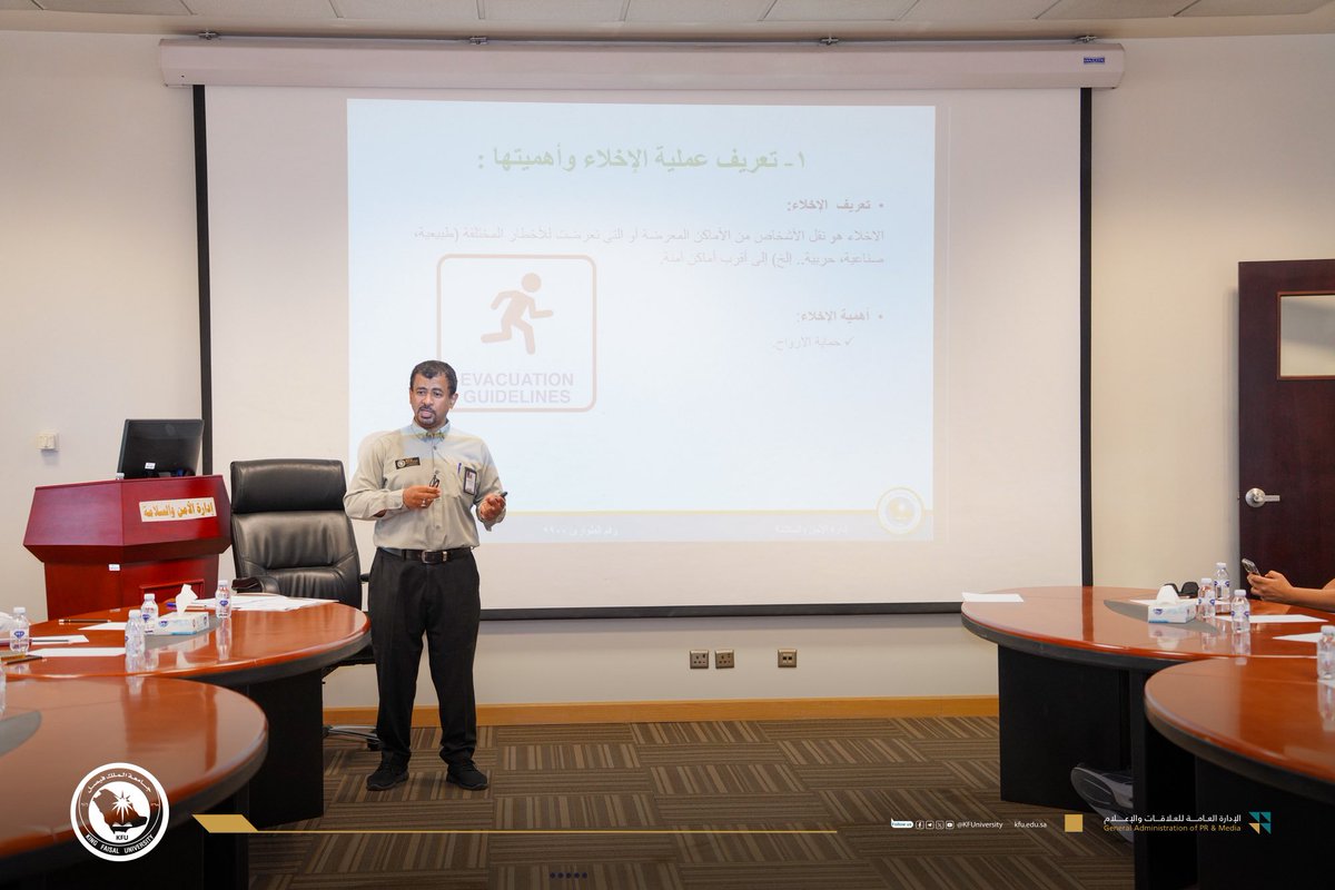 KFU_CMC's tweet photo. #صور📷| 

وكالة الجامعة للخدمات المشتركة تنفّذ برامج تدريبية متخصصة في الأمن والسلامة بالشراكة مع إدارة التعليم بالأحساء. 

#جامعة_الملك_فيصل https://t.co/ar2ZvCrX46