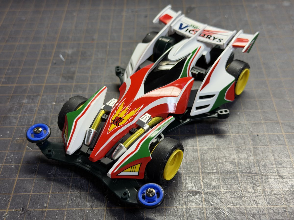 mini4wd_Q's tweet image. 歴代版 ブリッツァーソニック TRFビクトリーズ仕様 完成しました！
バスターソニックのような白をメインに塗装し、ウイングはビクトリーズ仕様に仕上げました。
フロント周りは通常版と若干違ったカラーリングになります。
#mini4wd #ミニ四駆 #ブリッツァーソニック