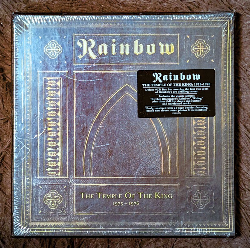 metal_dio's tweet image. もちろん全部持ってるけど、1975〜76年のスタジオ＆ライヴ音源9枚を全てリマスタリングと聞き、予約し先日到着！
ただ、定かでないけどStudio Rehearsalsは公式初CD化かな🤔
改めて聴いても当時の #Rainbow の凄さを強烈に感じる！
9/25,27,28のLiveなんて同じ曲でも異なる演奏🤘
#TheTempleOfTheKing