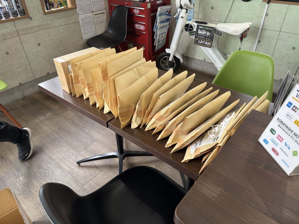 kobamo1968's tweet image. 皆様GEARFIXレール、多くのご注文ありがとうございます‼️

日曜夜の販売開始から、想定以上のご注文をいただいており、
現在フル稼働で発送準備を進めています📦🔥
（昨日はこれより多かったです😇） 

小林モータースのかわいい受付スタッフ総出で猛烈に発送作業中💪