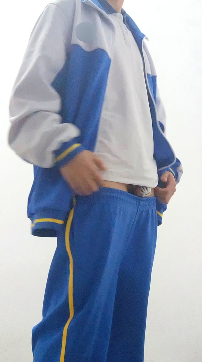 JY_Zion's tweet photo. 《逐渐大胆》
第二次在楼梯间展示锁锁，北方现在还是好冷ᜊ•͈⌔•͈ᜊ
#锁狗 #0m （这条是假的我是1s） #高中生 （这个是真的嘿嘿）
#校服 https://t.co/xhr5Ql1TWd