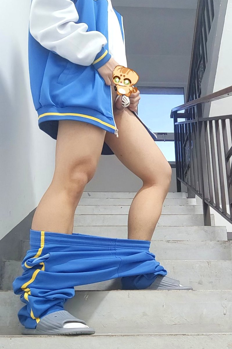 JY_Zion's tweet photo. 《逐渐大胆》
第二次在楼梯间展示锁锁，北方现在还是好冷ᜊ•͈⌔•͈ᜊ
#锁狗 #0m （这条是假的我是1s） #高中生 （这个是真的嘿嘿）
#校服 https://t.co/xhr5Ql1TWd