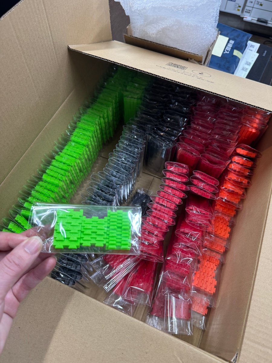 kobamo1968's tweet image. 皆様GEARFIXレール、多くのご注文ありがとうございます‼️

日曜夜の販売開始から、想定以上のご注文をいただいており、
現在フル稼働で発送準備を進めています📦🔥
（昨日はこれより多かったです😇） 

小林モータースのかわいい受付スタッフ総出で猛烈に発送作業中💪