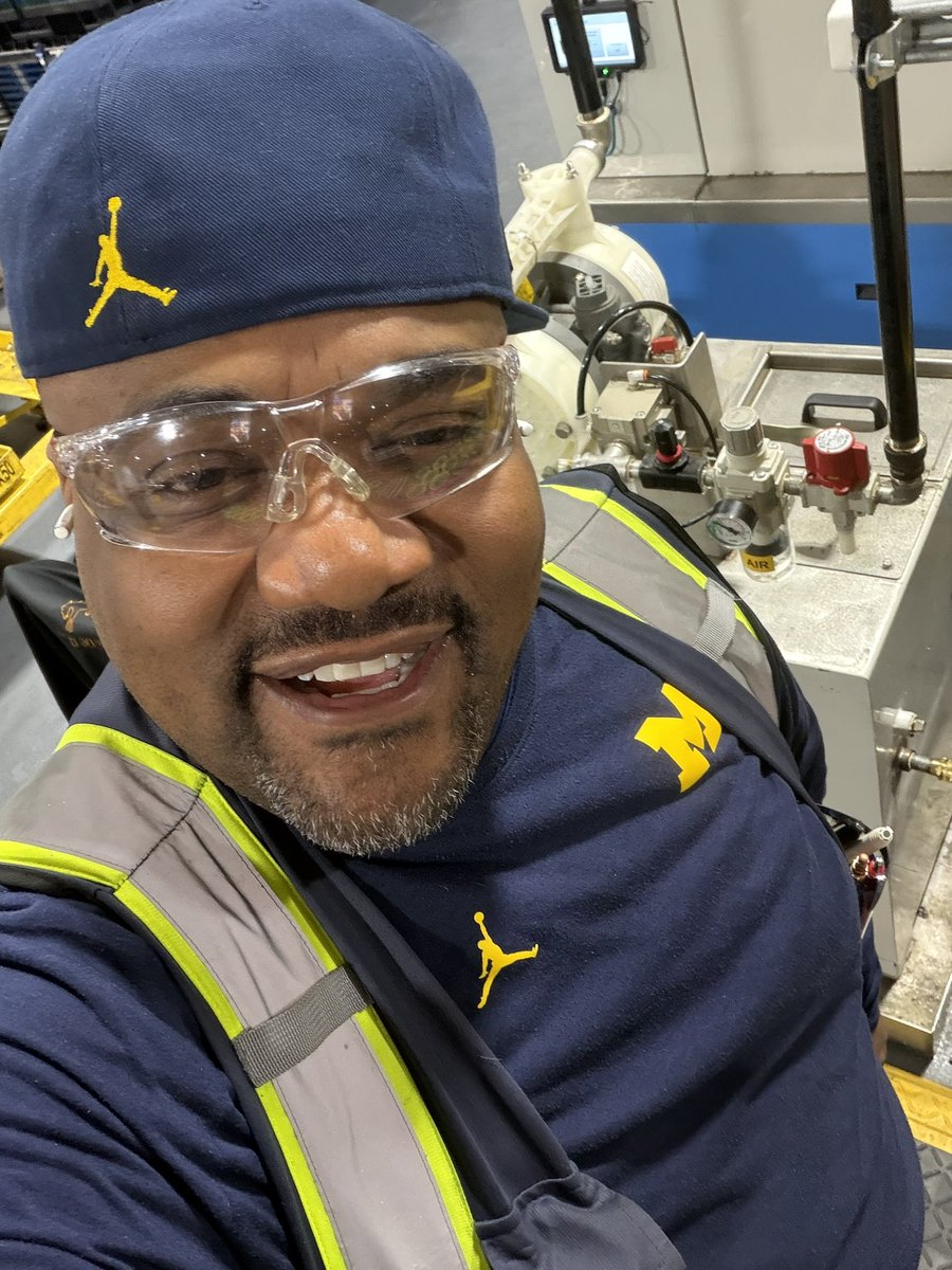THEGARYTSHOW's tweet photo. GO BLUE THIS MORNING 〽️🏀🙌🏾 https://t.co/3Vx98gLAxG