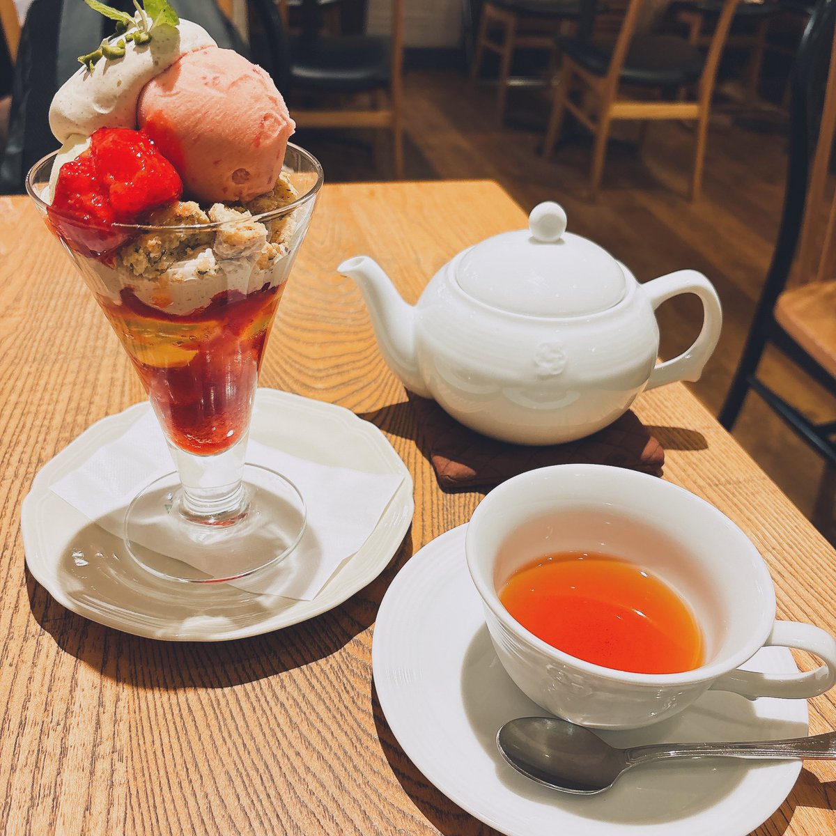 桜あんみつといちごパフェの写真です