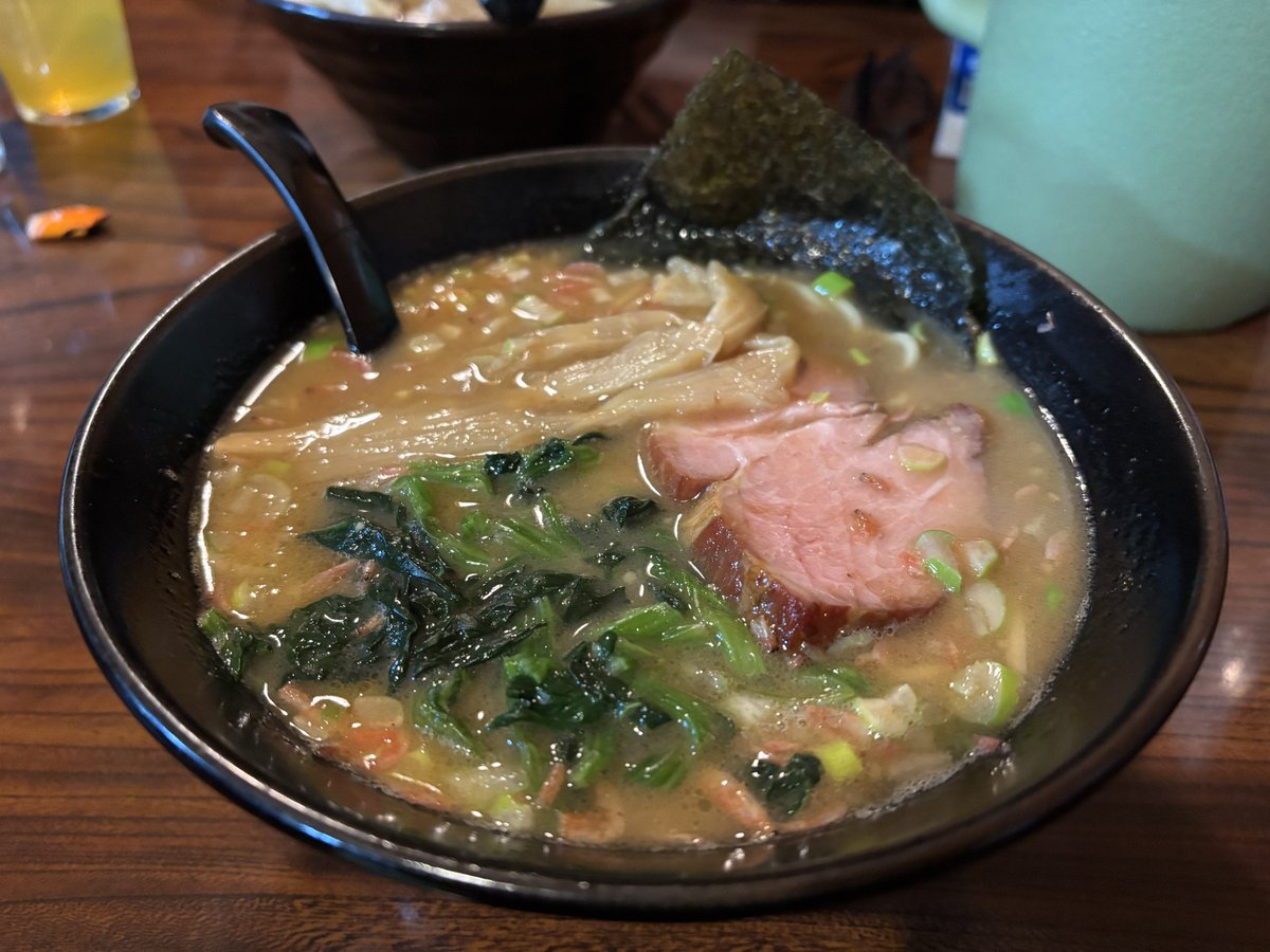 kogeSR400's tweet photo. 『今日はさお祝いだから好きなもの食べに行こうね、何食べたい？』って妻が娘に聞いたら…

途中、移転はしたけど家族でもう何年と通ってる店長の作るラーメンだって🍜

いつも美味しいラーメンをありがとうございます！これからもお身体に気をつけてラーメン作り続けてくださいね😋

ご馳走様でした。 https://t.co/I3FSdLFmnJ