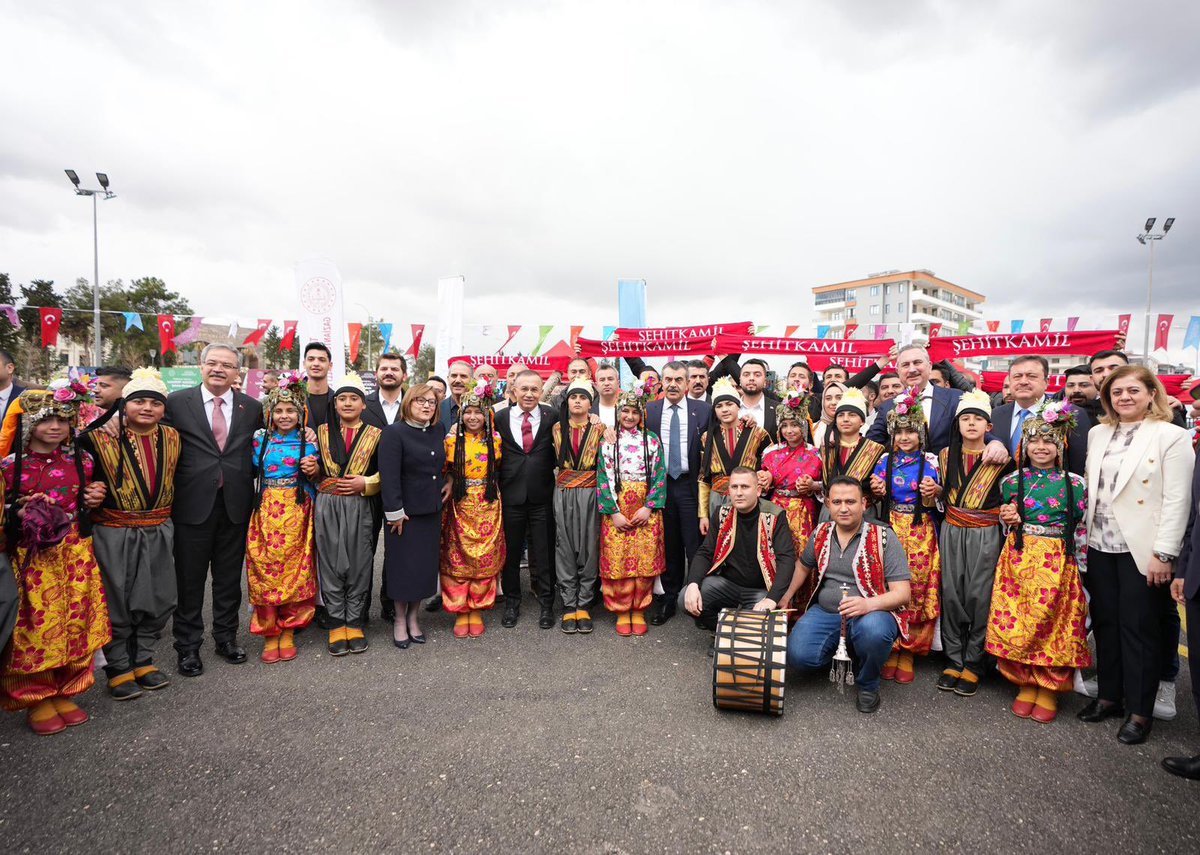📍Gaziantep

Gazi şehrimiz Gaziantep'te bugün evlatlarımız için önemli bir iş birliğine imza atarak Türkiye Yüzyılı Maarif Modeli Şehrim Okulum Projesi Protokolü ve Lansman Programı'nı gerçekleştirdik.

Bakanlığımız ile Gaziantep Büyükşehir Belediyesi iş birliğinde hayata