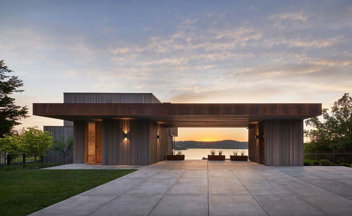 OneKindesign's tweet image. Inside a modern nature retreat with serene views over Table Rock Lake 
onekindesign.com/modern-nature-…