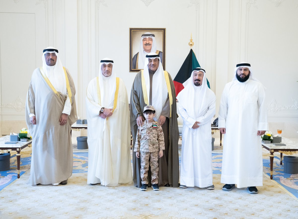 kuna_ar's tweet photo. سمو ولي العهد الشيخ صباح خالد الحمد الصباح يستقبل النائب الأول لرئيس مجلس الوزراء ووزير الداخلية الشيخ فهد يوسف سعود الصباح ووزير الدفاع الشيخ عبدالله علي عبدالله السالم الصباح وأسر شهداء الواجب الرقيب وليد سليمان والرقيب عبدالعزيز ناصر من منتسبي الجيش والمقدم ركن عبدالله الشراح والرائد فهد المجمد من منتسبي وزارة الداخلية

- استشهدوا أثناء قيامهم بواجبهم الوطني في إطار المهام الوطنية المنوطة بهم في التصدي والردع للاعتداء الإيراني الآثم على دولة الكويت

- سموه استقبل كذلك أسرة الشهيدة الطفلة من الجنسية الإيرانية إلنا حسين التي استشهدت إثر تعرض منزل أسرتها للقصف خلال الاعتداءات الآثمة من قبل صواريخ العدوان الإيراني الغاشم على المواقع المدنية

- سموه استذكر ما قدمه الشهداء من إسهامات مخلصة وجهود مضنية من أجل خدمة وطننا الغالي والذين ضحوا بأرواحهم فداء لترابه وحفاظًا على أمنه واستقراره

#صور_كونا
#كونا #الكويت