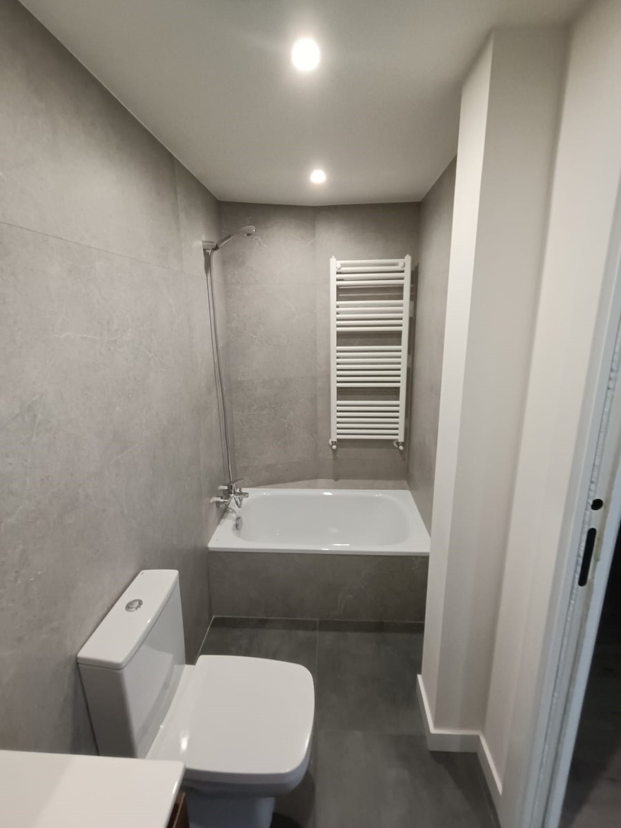 También trabajamos en Burgos. Transformamos un piso completamente abandonado, con vistas a la Catedral, en una vivienda mucho más funcional: 3 dormitorios, 2 baños completos y un salón-cocina-comedor amplio y muy luminoso. 

aktuarehabilitacion.com

#Burgos #ReformaIntegral