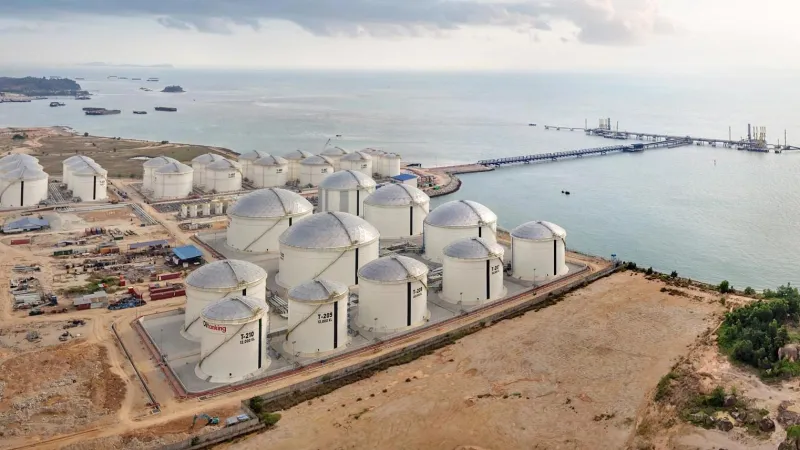 The Financial Times: Obecny kryzys naftowy różni się od innych tym, że rządy cierpią na wysoki deficyt budżetowego i zadłużenie, dlatego subsydia na paliwa i środki stymulacji zwiększają jeszcze bardziej niedobory budżetowe i poziom zadłużenie co pogłębia kryzys gospodarczy.