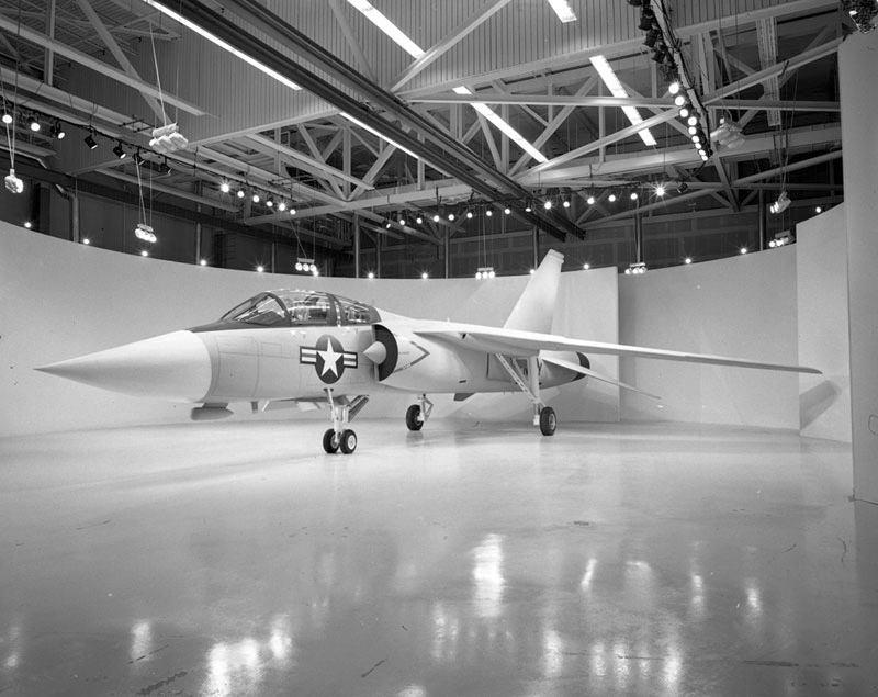 그러먼 모델 303(F-14 톰캣)에게 패배했지만 이게 채택되었더라도 꽤 예뻤을거 같음