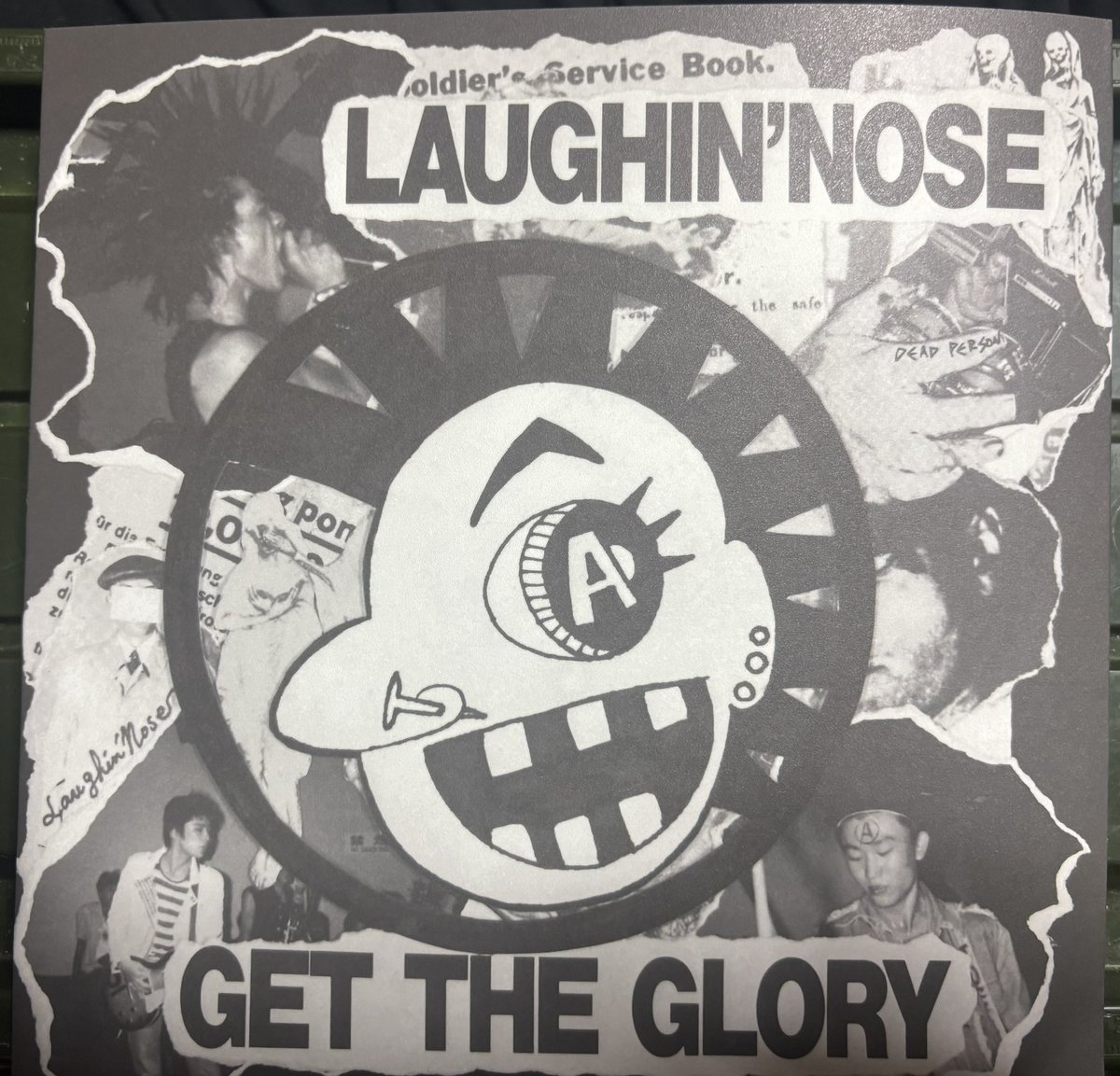 Tosh_Ramone's tweet photo. LAUGHIN’ NOSE
6月発売予定のGET THE GLORYのCDを予約したつもりが
手続きを間違えたらしく
アナログEPが届いたw
ま、これはこれでいいか

#ラフィンノーズ https://t.co/6ThCImRK59