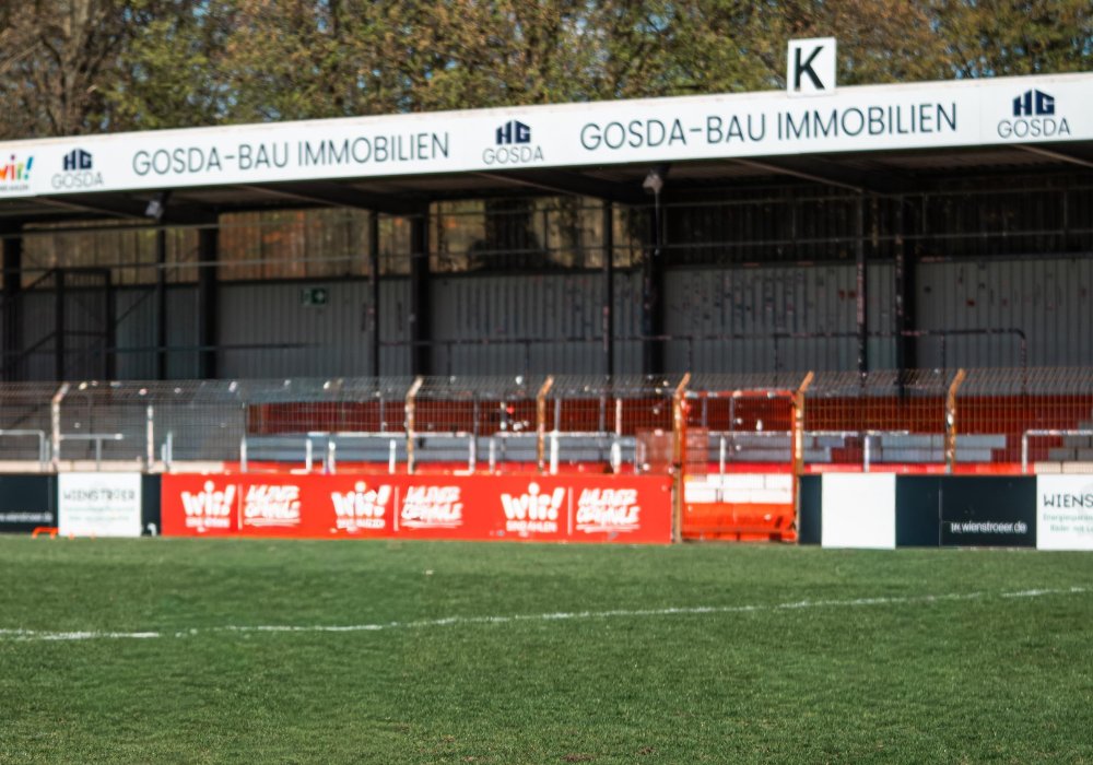 FasziFankurve's tweet photo. Blocksperre & Hausverbote: Rot-Weiß Ahlen verkündet Konsequenzen nach Spielabbruch und Ausschreitungen. Mehr dazu im Artikel auf ➡ https://t.co/x50srgQ91D 📷: Julien Stapper #rwahlen #ultras #pyro #blockk https://t.co/uNcgnC3KSo