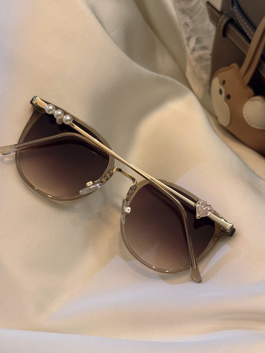 pooler6sw's tweet image. メガネやサングラスを飾れるチャームが可愛い💎かけた時に横から見ても映えるし、付け外し自由だから気分によって変えれるのも嬉しい🦢キラキラのハートと上品なパールの組み合わせ可愛い\♡︎/︎#glasstouch #gifted