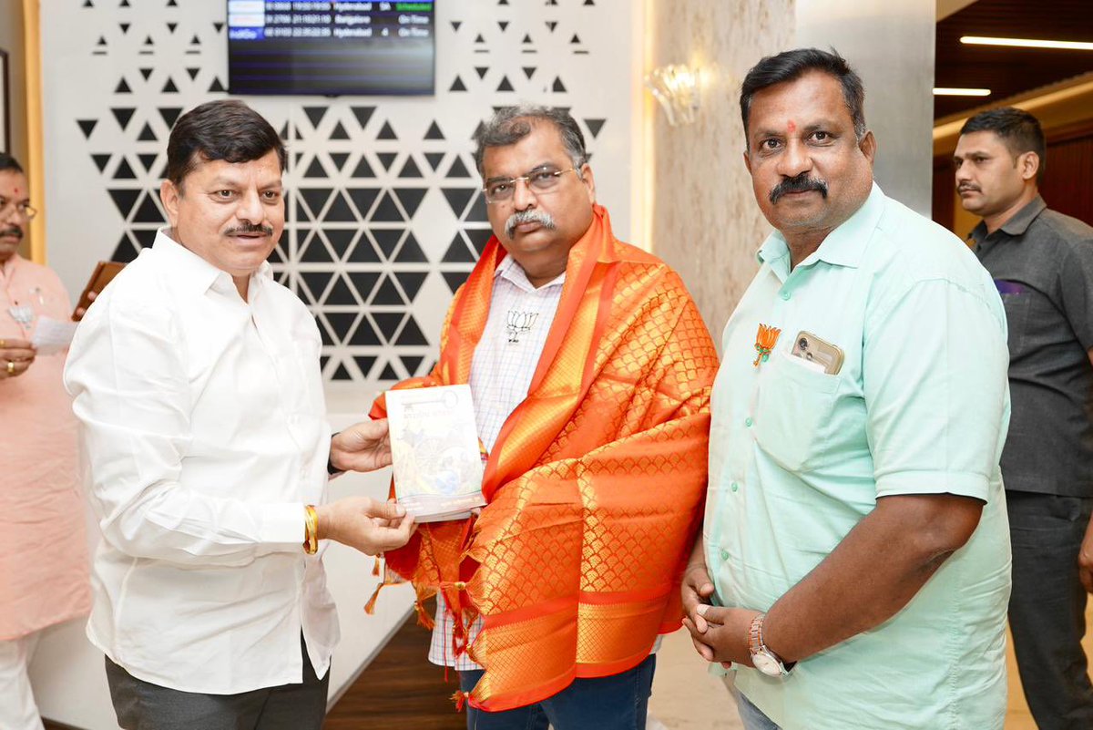 RaviDadaChavan's tweet image. पुणे विमानतळावर भाजपा पदाधिकारी व कार्यकर्त्यांनी स्वागत केले. 

याप्रसंगी प्रदेश सरचिटणीस राजेश पांडे  यांच्यासह इतर पदाधिकारी व कार्यकर्ते उपस्थित होते. 

#Pune #BJP4Pune #BJPParivar