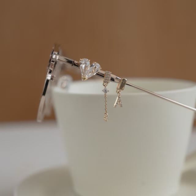 pooler6sw's tweet image. メガネやサングラスを飾れるチャームが可愛い💎かけた時に横から見ても映えるし、付け外し自由だから気分によって変えれるのも嬉しい🦢キラキラのハートと上品なパールの組み合わせ可愛い\♡︎/︎#glasstouch #gifted