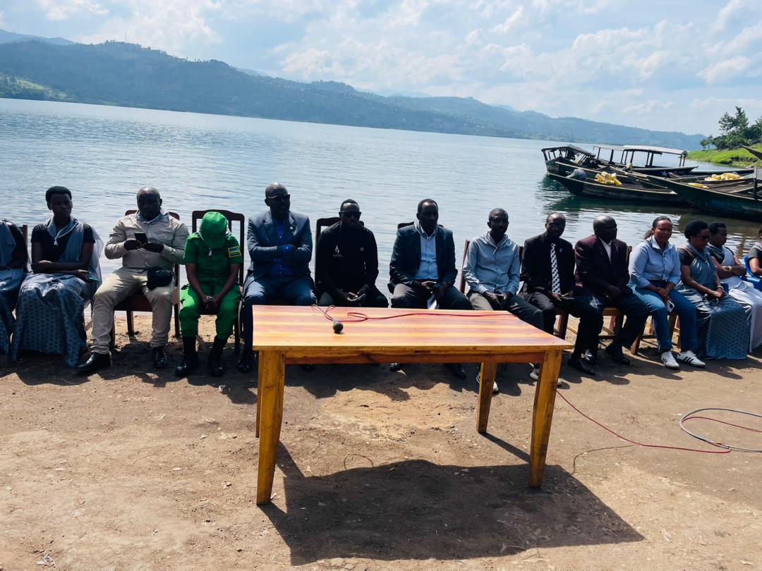Bonezasector's tweet photo. #Boneza;
1/3
None kuwa 07.Mata.2026, hatangijwe icyumweru cy'icyunamo ndetse n'iminsi 100 yo kwibuka ku nshuro ya 32 Jenoside yakorewe abatutsi mu 1994.
Ni igikorwa cyakorewe mu midugudu yose igize umurenge wa Boneza.

Ku rwego rw'umurenge ibiganiro byatangiwe I Bugarura-Bushaka. https://t.co/Ir89SYF6Mr
