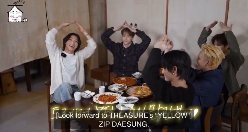 jjunieloove's tweet image. Daesung is so serious about the peace sign yeonjun made for his show 😭