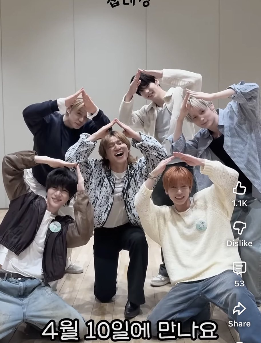 jjunieloove's tweet image. Daesung is so serious about the peace sign yeonjun made for his show 😭