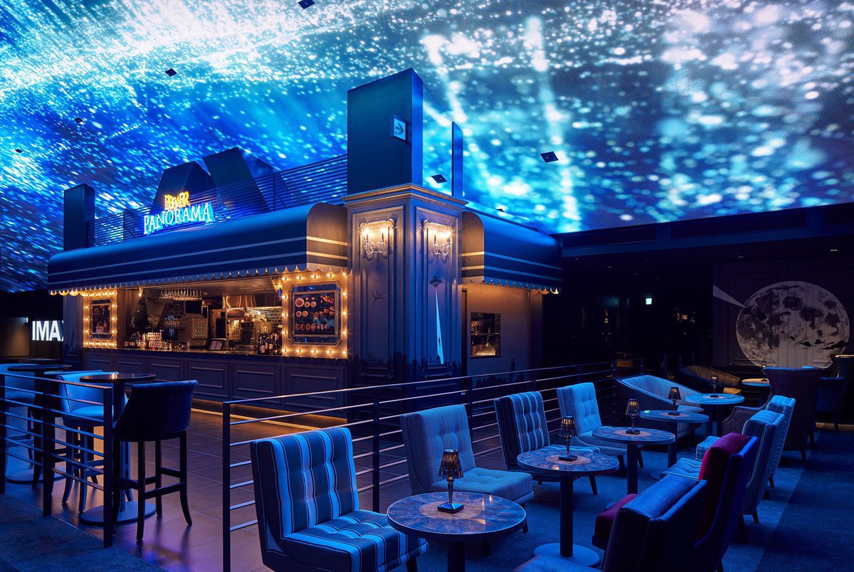 DELLJAIL000's tweet photo. オススメデートスポット in 池袋

【BAR PANORAMA】

⚫️ 池袋駅 徒歩6分
⚫️ カフェ 1,000~2,000円
⚫️ バー 1,000~2,000円

グランドシネマサンシャインの最上階にあるカフェバー。

窓側に横並びのソファー席があり、池袋の風景を一望できる。

天井はスクリーンとなっており、様々な演出を楽しめる。 https://t.co/pii5xMxC2Z
