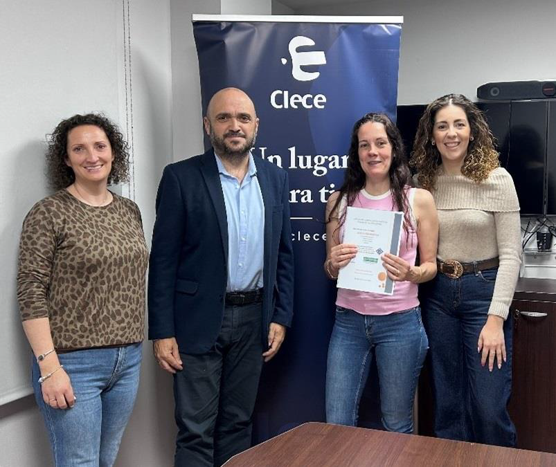 APAMEXADAPTA's tweet photo. APAMEX entrega a la empresa CLECE (BADAJOZ) un informe de adaptación de puestos de trabajo para personas con discapacidad, en línea con la firme apuesta de la empresa en materia de seguridad y salud laboral. https://t.co/4nNy3lZwUv https://t.co/jTPuws3wvs