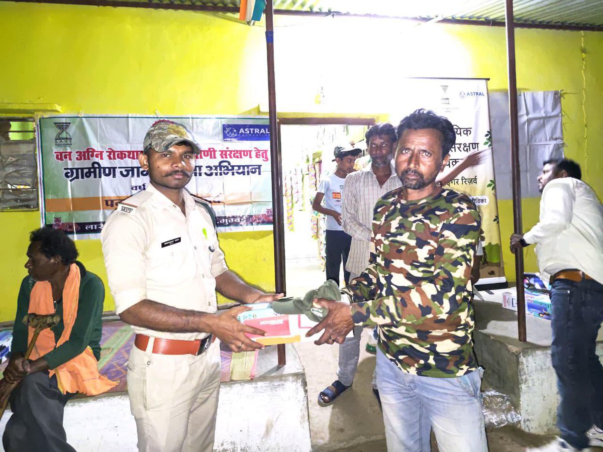 LastWilderness's tweet image. In collaboration with the Panna Forest Department and Astral Foundation, a fire prevention workshop in Panna built awareness, shared practical knowledge, and strengthened preparedness. After the session, essentials were distributed for heat safety. #lwf