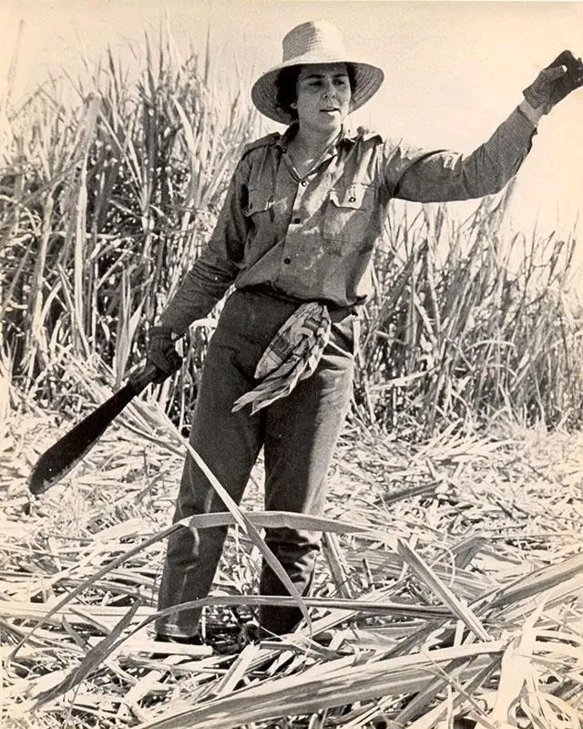 Vilma Espín nació el 7 de abril de 1930 en la ciudad de Santiago de Cuba . La casa de Vilma Espín fue uno de los refugios de los asaltantes del Cuartel Moncada .
#VimaPorSiempre