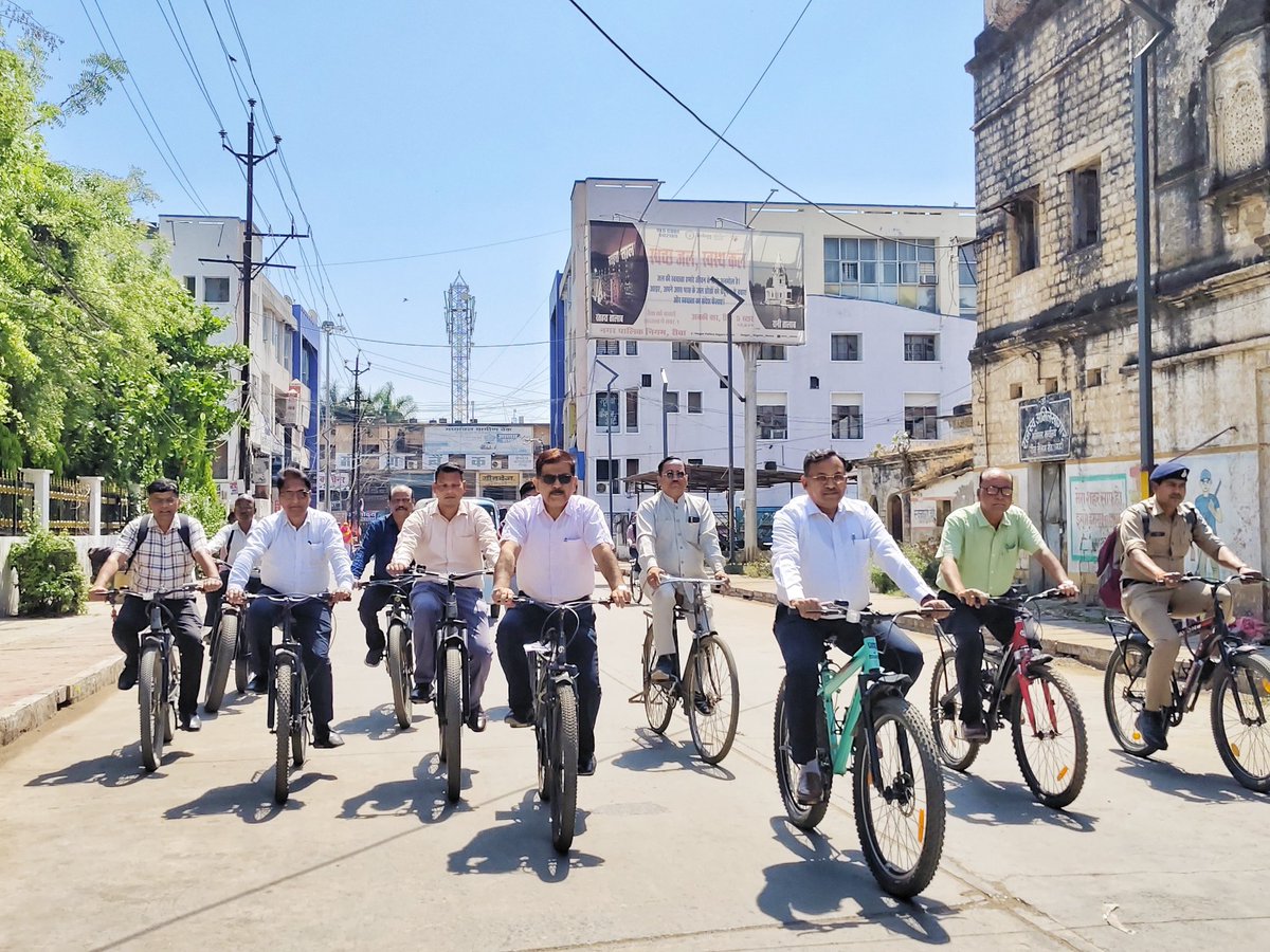 rewacommissione's tweet image. रीवा संभाग में कमिश्नर बीएस जामोद की पहल पर प्रत्येक मंगलवार को सुमंगल साइकिल दिवस मनाया जा रहा है। इसी कड़ी में कमिश्नर तथा अन्य अधिकारी सुमंगल साइकिल दिवस पर साइकिल और ई-रिक्शा से कमिश्नर कार्यालय पहुंचे।

@CMMadhyaPradesh
@DrMohanYadav51

#JansamparkMP #Rewa #रीवा