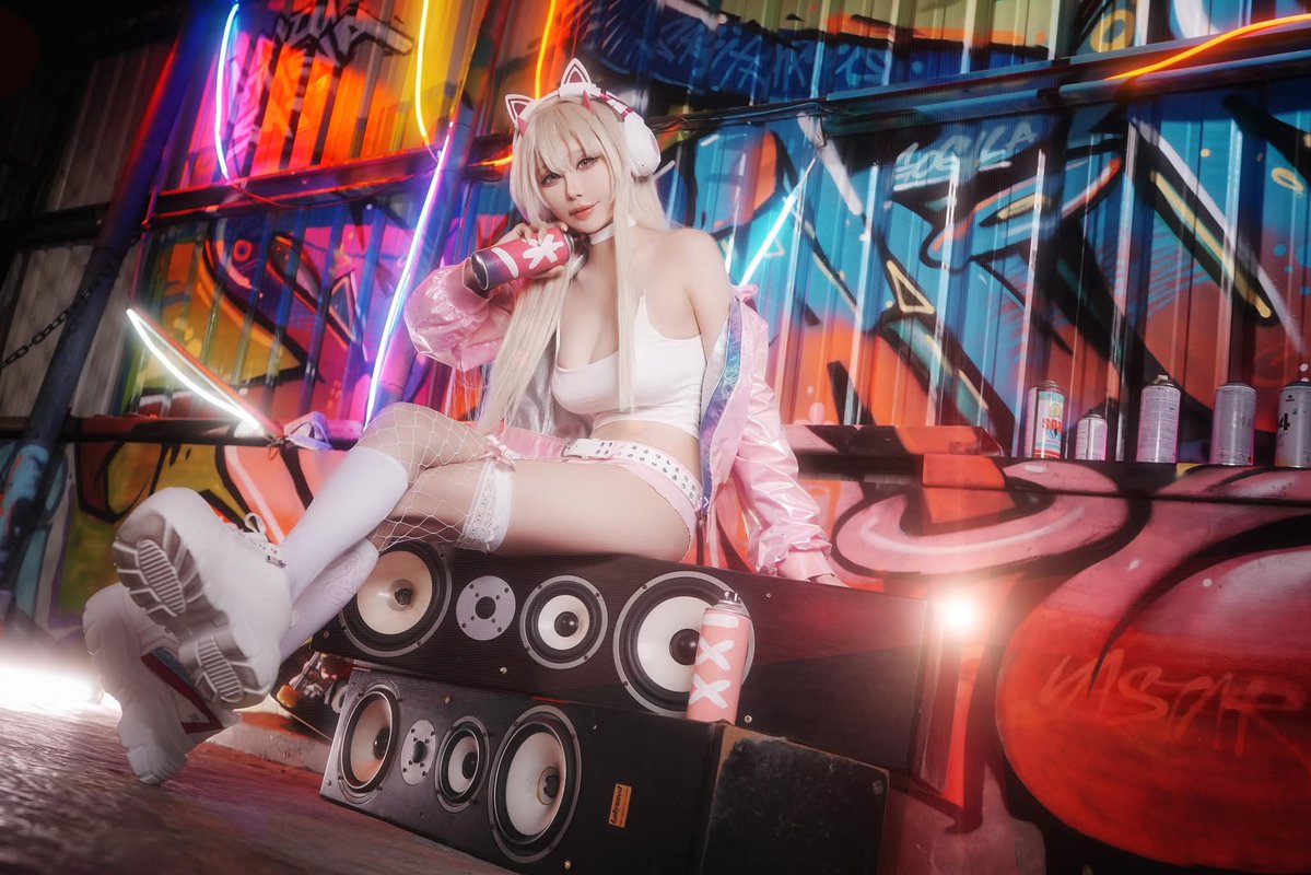 smilecutty's tweet image. 將街道染上色彩的噴漆聲
以及危險又迷人的剪影
她帶著屬於自己的色彩，再次回來了。

#妮姬 #NIKKE 
#毒蛇 #viper #Cosplay